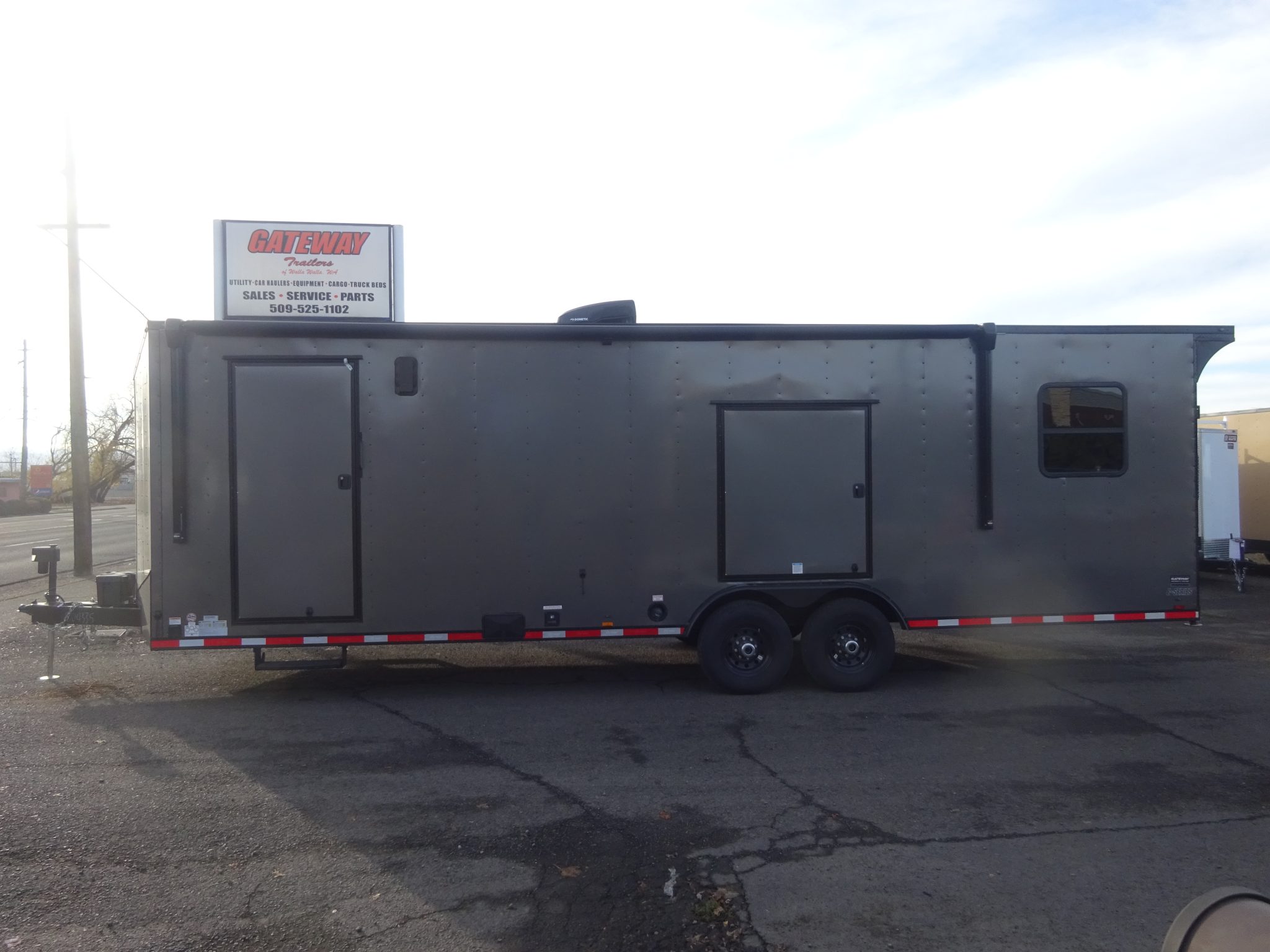 2026 Cargo Mate 8.5’x28′ E-Series Enclosed Trailer *** 76″x48″ POP OUT TENT ***