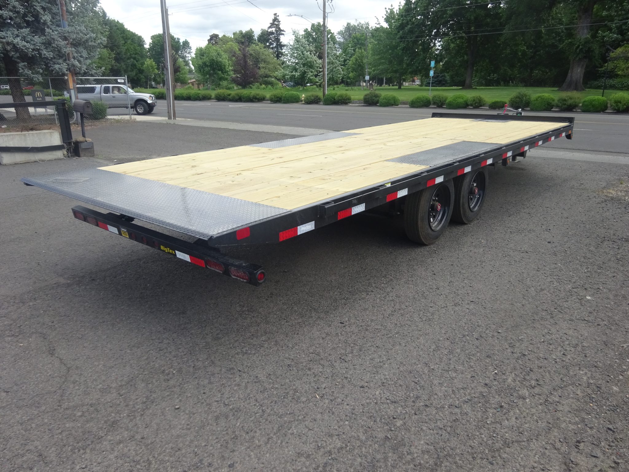 2026 Big Tex 102"x24' 16OT Deck Over Power Tilt *** OIL BATH HUBS *** - Image 4