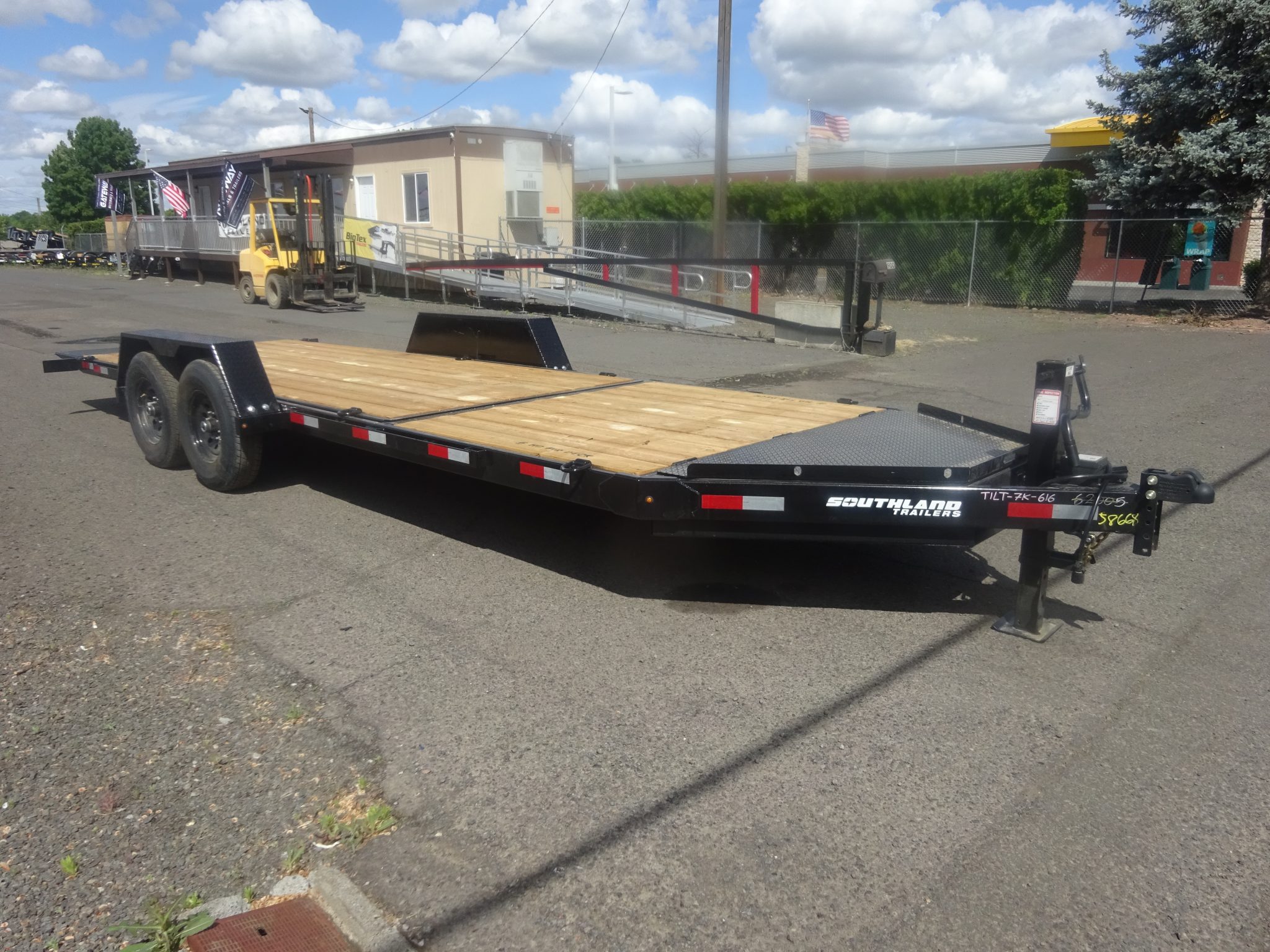2026 Southland 82″x22′ Split Tilt Trailer *** GVWR 15,400 LBS *** - Image 3