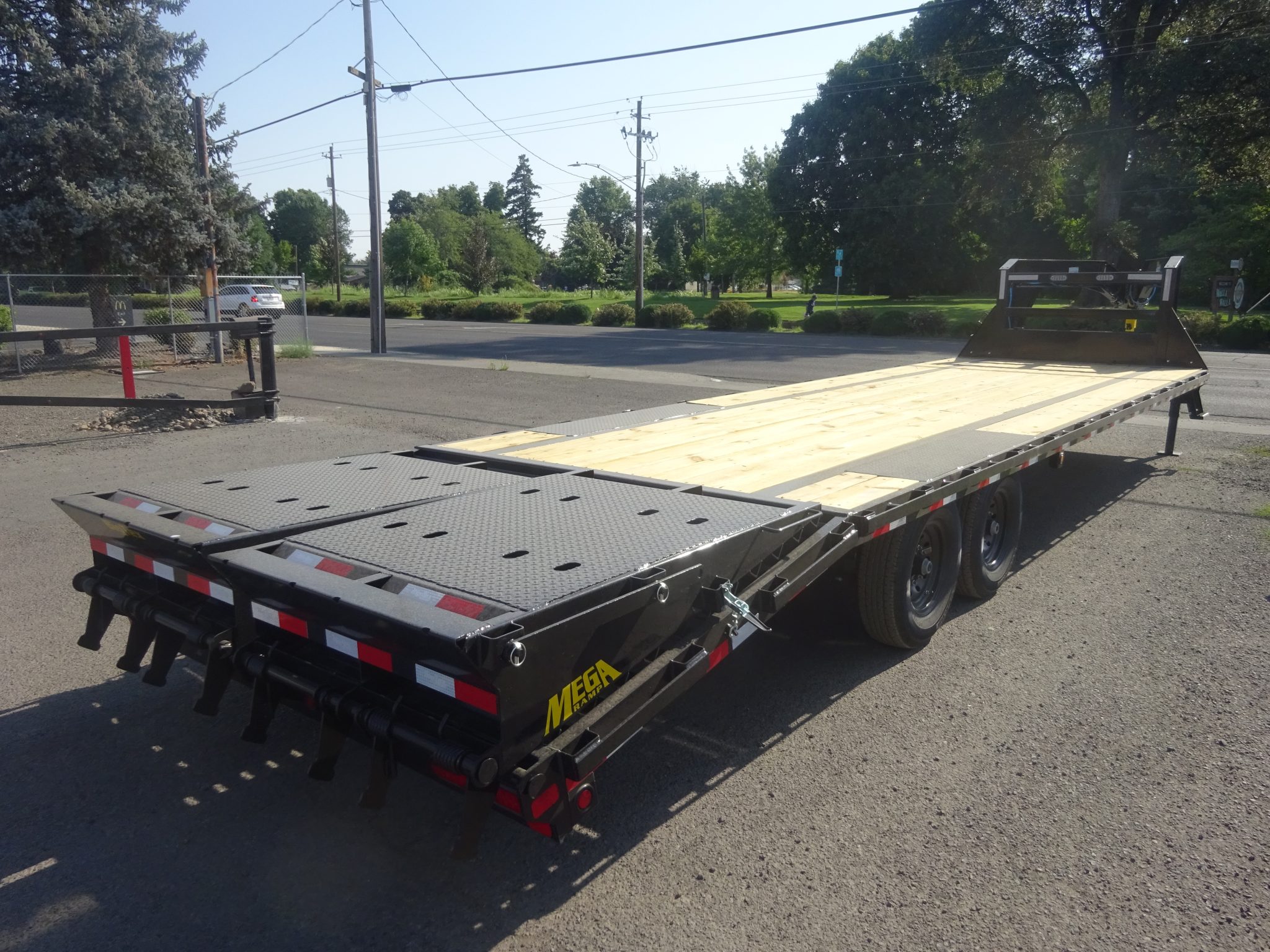 2027 Big Tex 102"x20'+5' 14GN Gooseneck Trailer *** WITH MEGA RAMPS *** - Image 4