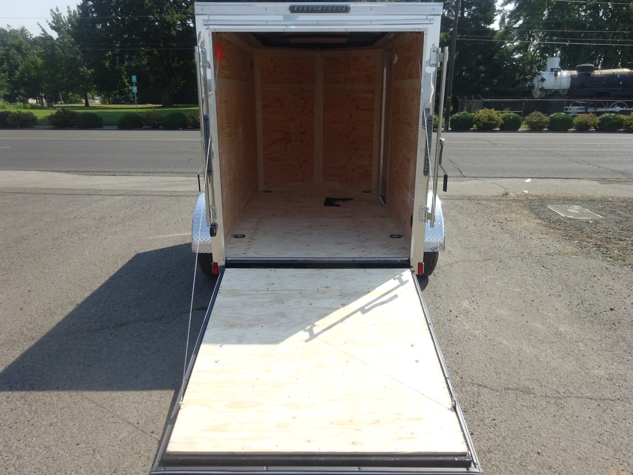 2027 Cargo Mate 5'x8' E-Series Enclosed Trailer *** WITH REAR RAMP *** - Image 5