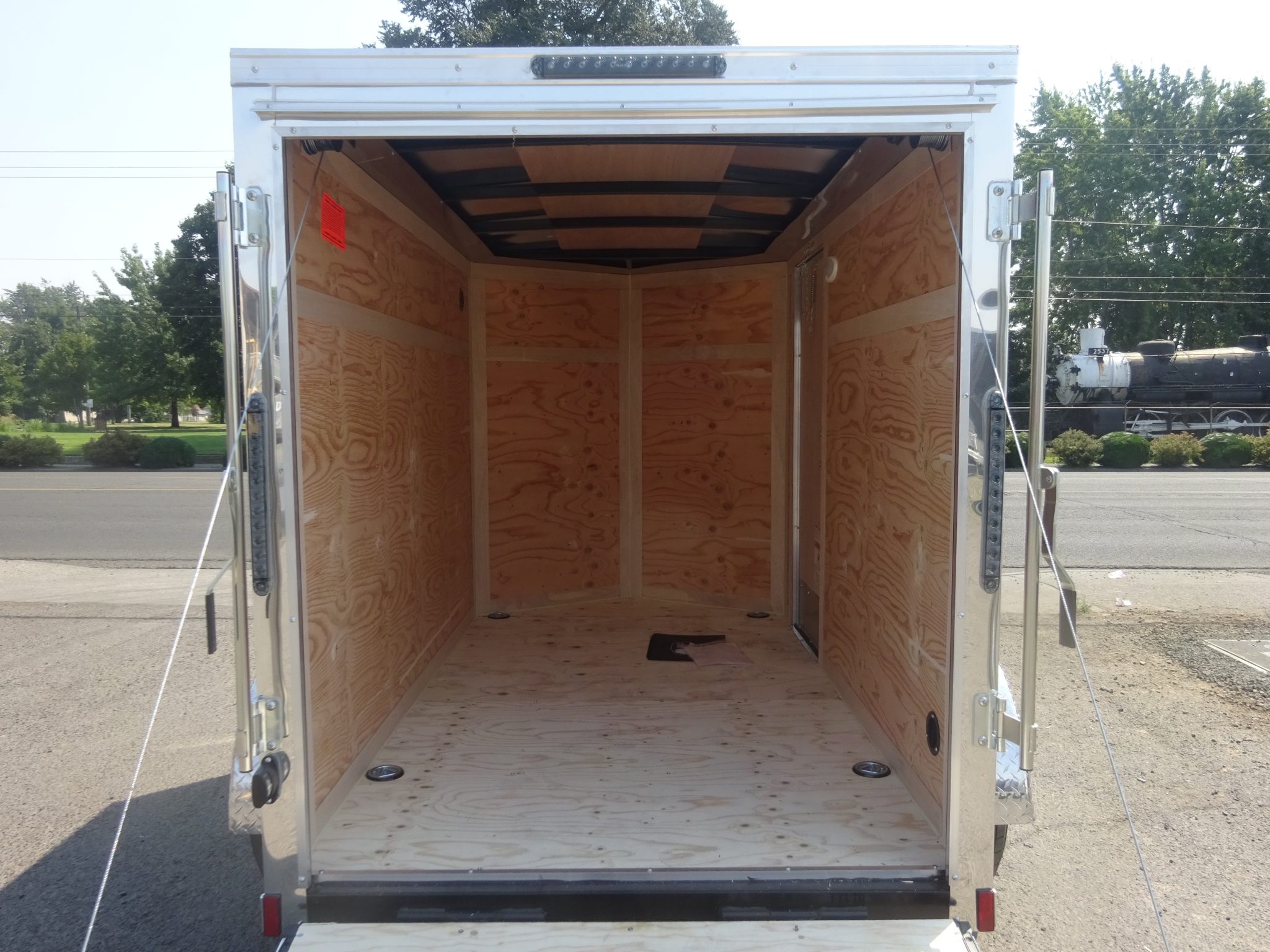2027 Cargo Mate 5'x8' E-Series Enclosed Trailer *** WITH REAR RAMP *** - Image 6